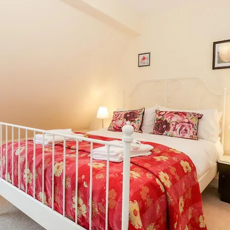 Hawthorne House Apartment *